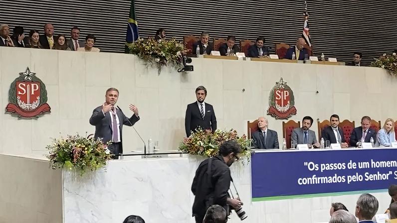 “Que Deus me ajude e que Deus nos ajude a sermos homens públicos e, no meu caso, magistrados imparciais e íntegros”, afirmou André Mendonça ao encerrar o discurso