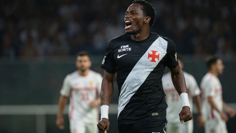 Andres Gomez comemora o gol do Vasco contra o São Paulo, em São Januário