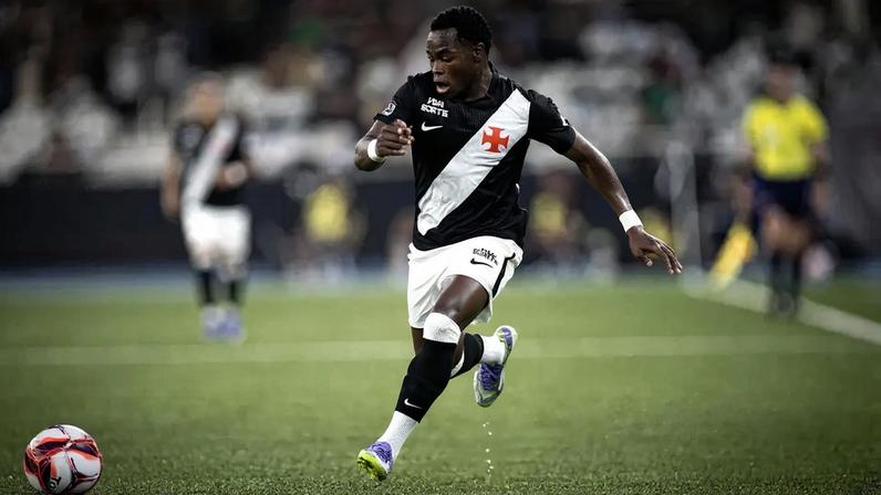 Atacante marca no fim do jogo, somando três pontos ao Cruzmaltino (Foto: Matheus Lima/Vasco)