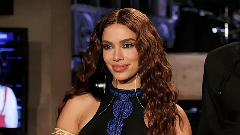 Anitta veste marca amazônica durante apresentação no Saturday Night Live, tradicional programa de comédia dos Estados Unidos