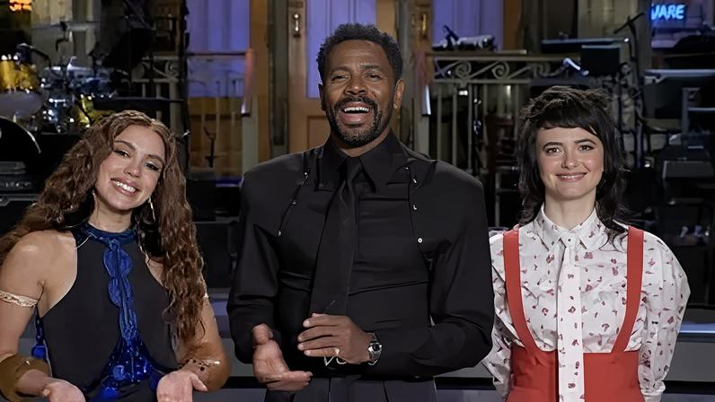 Anitta ao lado do ator Colman Domingo e da humorista Sarah Squirm em vídeo de divulgação do SNL