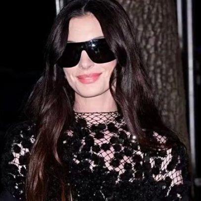 Anne Hathaway usa vestido nude em evento de novo filme em Nova York