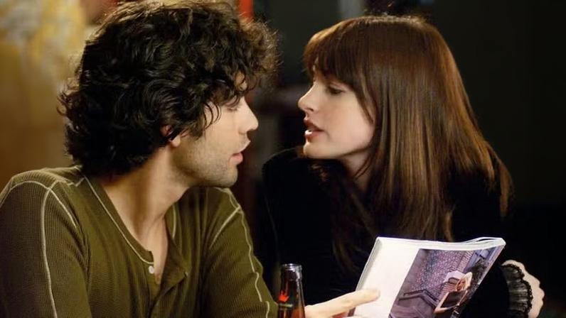 Anne Hathaway e Adrian Grenier em 'O Diabo Veste Prada' (2006) — Foto: Divulgação