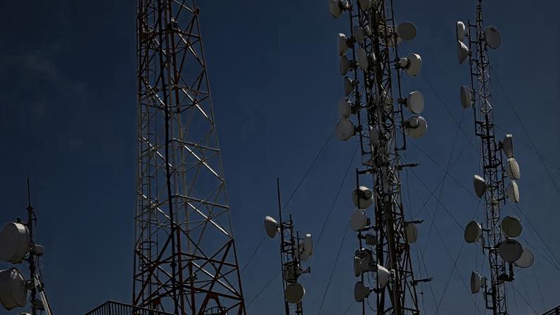 Serão ofertadas na disputa subfaixas de frequência de 708 MHz (Megahertz) a 718 MHz e de 763 MHz a 773 MHz, que fazem parte do espectro de 700MHz, uma faixa de radiofrequência estratégica para a expansão da conectividade, especialmente em áreas rurais e rodovias