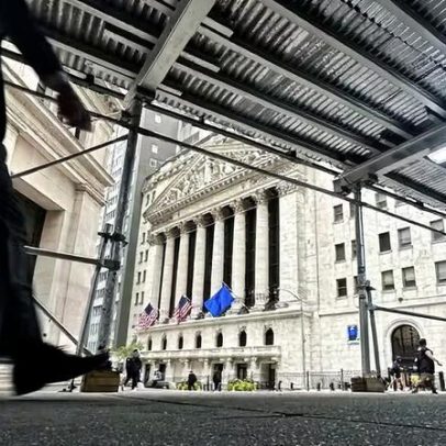 Bolsas de Nova York recuam após recordes, com cautela no Oriente Médio e balanços