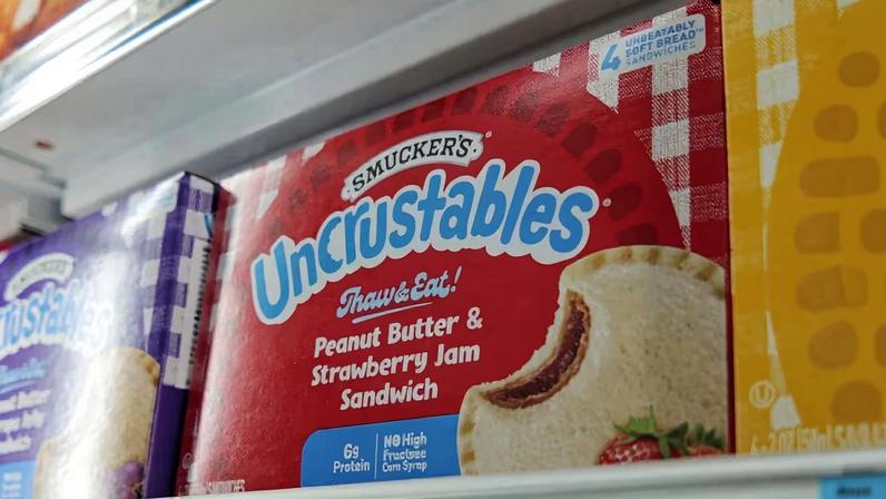Uma caixa de sanduíches Smucker's Uncrustables é vista em um freezer de um supermercado em Nova York em 15 de outubro de 2025. • Patrick Sison/AP