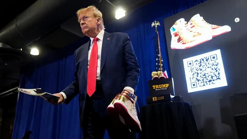 Donald Trump em evento de fevereiro de 2024, com um par de tênis Trump — Foto: AP Photo/Manuel Balce Ceneta
