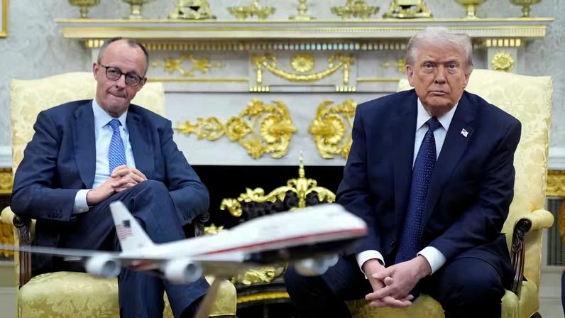 Trump e Merz no Salão Oval da Casa Branca — Foto: AP Photo/Mark Schiefelbein