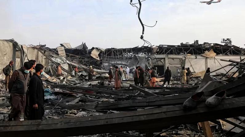 Destroços em Cabul, Afeganistão, após ataque aéreo