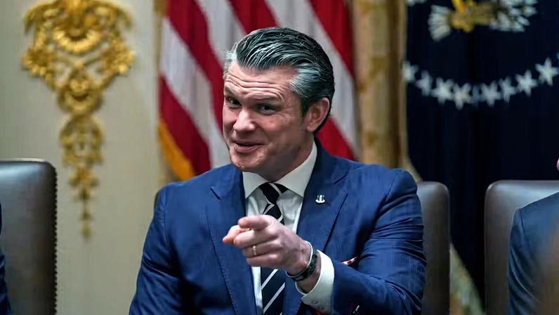 Secretário de Defesa dos Estados Unidos, Pete Hegseth, se pronuncia durante reunião de gabinete do governo Trump, na Casa Branca