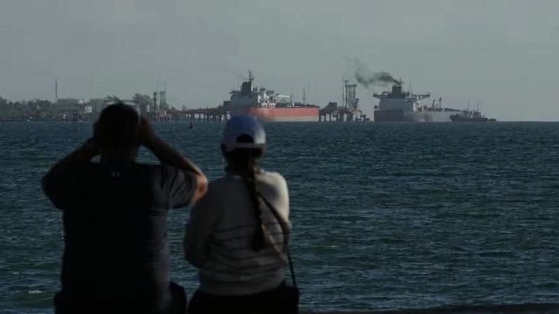Petroleiro Anatoly Kolodkin atracado no terminal petrolífero em Matanzas, Cuba, em 31 de março — Foto: AP Foto/Ramón Espinosa