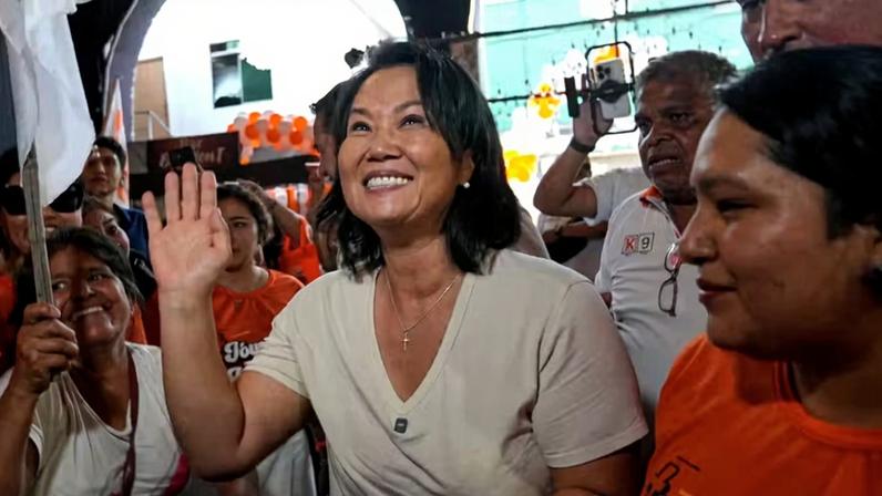 Segue sem definição o nome do desafiante que enfrentará a líder conservadora Keiko Fujimori — Foto: AP/Martin Mejia
