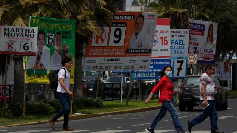 Apuração no país andino polarizado ainda pode se estender por semanas — Foto: Martin Mejia/AP