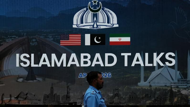 Painel sobre a primeira rodada negociações entre EUA e Irã em Islamabad, no Paquistão, ocorrida nos dias 11 e 12 de abril — Foto: AP Foto/Anjum Naveed