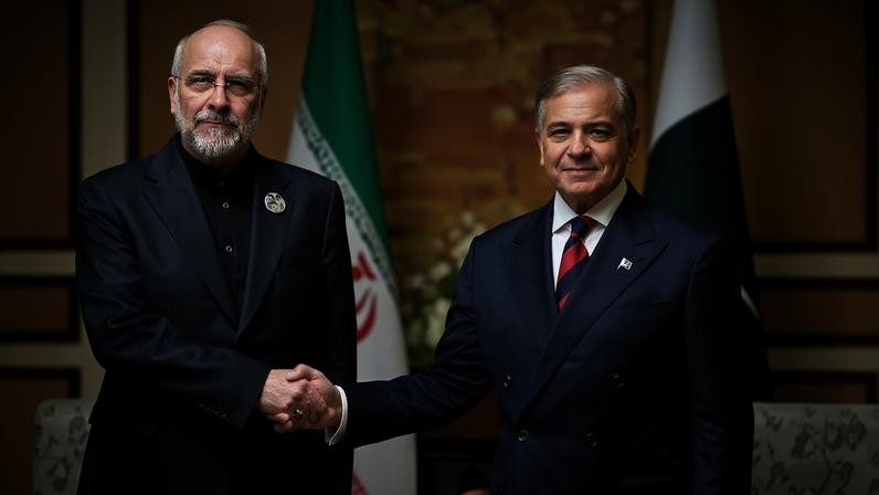 O presidente do Parlamento iraniano, Mohammad Bagher Ghalibaf (à esquerda), cumprimenta o primeiro-ministro paquistanês, Shehbaz Sharif