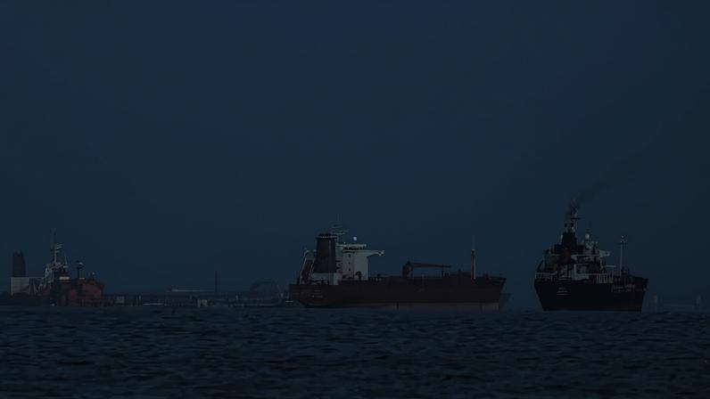 Petroleiros e navios de carga alinhados no Estreito de Ormuz em 11 de março de 2026, vistos de Khor Fakkan, Emirados Árabes Unidos. — Foto: AP/Altaf Qadri, Arquivo
