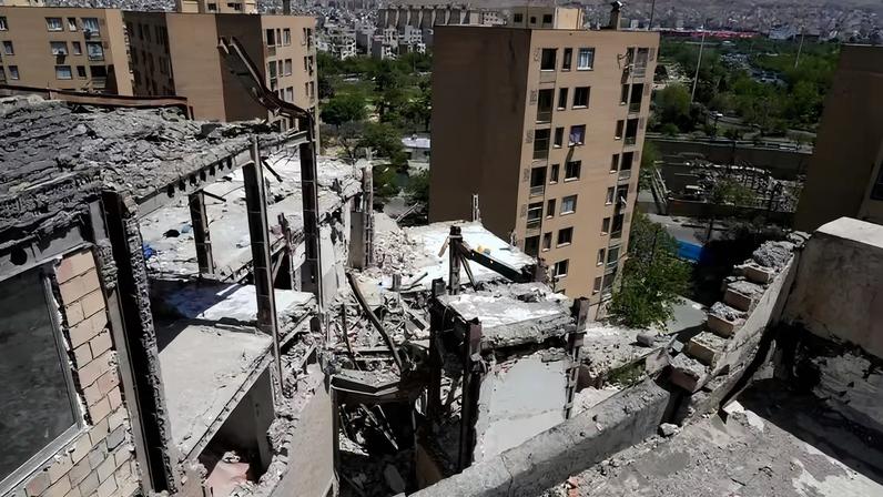 Foto de 14 de abril de 2026 mostra escombros de prédio residencial atacado em 4 de março em Teerã, capital do Irã — Foto: Vahid Salemi/AP