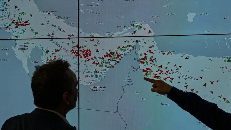 Funcionários da Hapag-Loyd monitoram Estreito de Ormuz em Hamburgo, 15 de abril de 2026 — Foto: AP Photo/Ebrahim Noroozi