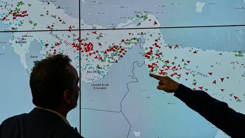 Funcionários da Hapag-Loyd monitoram Estreito de Ormuz em Hamburgo, 15 de abril de 2026