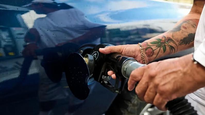 Motorista abastece em um posto de gasolina em Los Angeles, nos Estados Unidos. — Foto: Damian Dovarganes/AP Photo