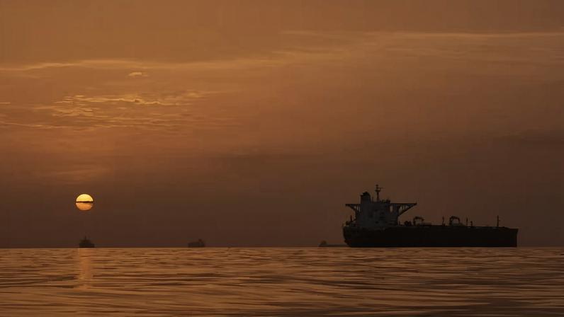 Petroleiros ancorados no Estreito de Ormuz, perto da Ilha de Qeshm, no Irã, ao nascer do dia 18 de abril de 2026 — Foto: AP Photo/Asghar Besharati