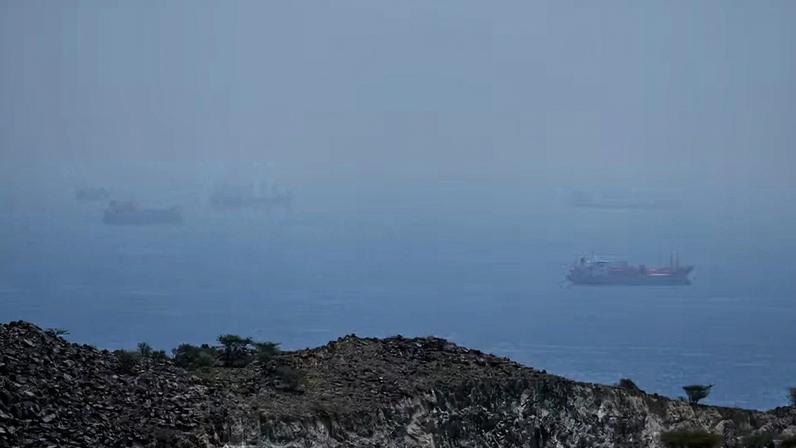 Navios ancorados na região do Estreito de Ormuz neste sábado (18) — Foto: AP Photo