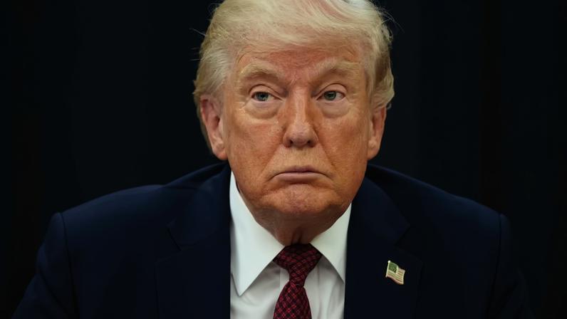 O presidente Donald Trump ouve discursos antes de assinar uma ordem executiva no Salão Oval da Casa Branca, no sábado, 18 de abril de 2026, em Washington. — Foto: AP/Julia Demaree Nikhinson