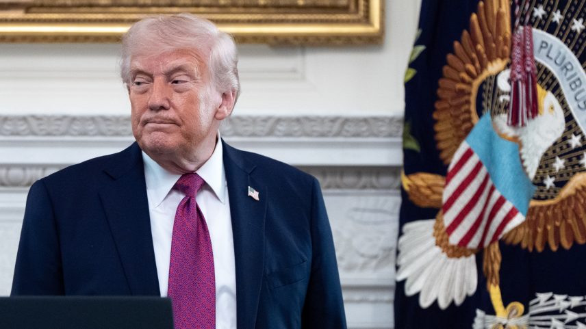 O presidente Donald Trump se retira após discursar em um evento para campeões nacionais da NCAA no Salão de Jantar de Estado da Casa Branca, na terça-feira, 21 de abril de 2026, em Washington — Foto: AP/Alex Brandon