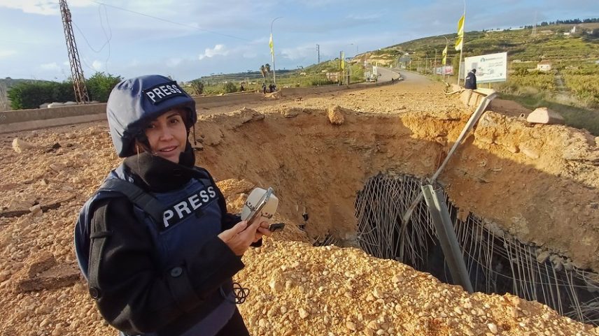 Jornalista libanesa soterrada Amal Khalil. Foto de arquivo dela perto de uma ponte destruída em Qasmiyeh, Líbano, no domingo (22)