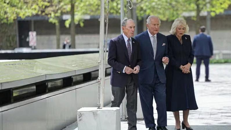 Rei Charles III e a rainha Camilla da Grã-Bretanha, juntamente com o ex-prefeito de Nova York, Michael Bloomberg, visitam o Memorial do 11 de Setembro durante sua visita de Estado aos Estados Unidos, em Nova York, na quarta-feira, 29 de abril de 2026.