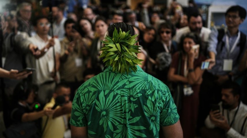 Um ativista de Tuvalu discursa durante uma conferência com o objetivo de promover a transição para longe dos combustíveis fósseis, na quarta-feira, 29 de abril de 2026, em Santa Marta, Colômbi — Foto: AP/Ivan Valencia