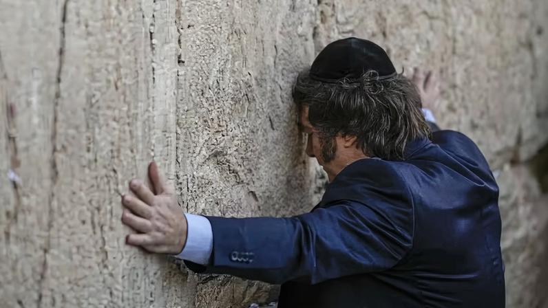 Javier Milei no Muro das Lamentações, em Israel, em visita de 2024 — Foto: AP Photo/Leo Correa