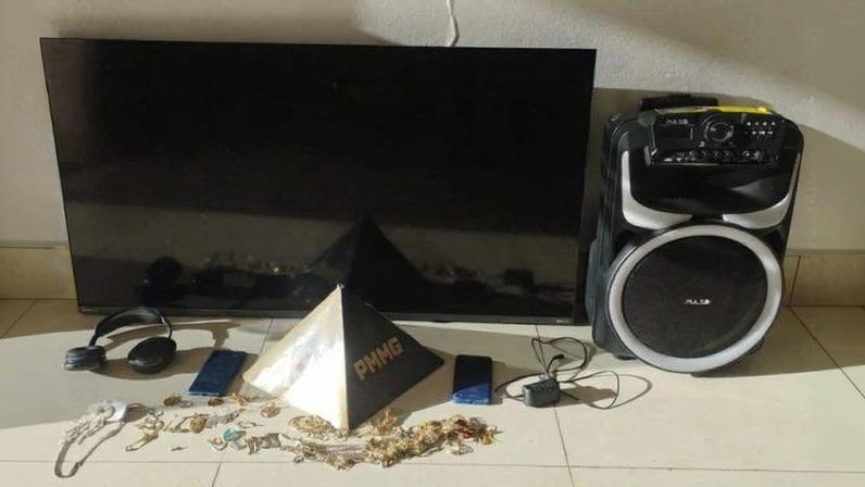 Após furtar casa e abandonar carro, homem é preso com objetos roubados em São Francisco