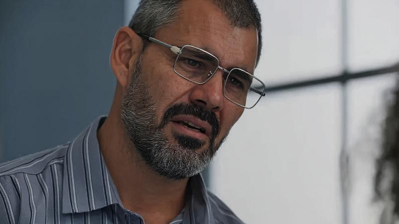 Após polêmicas, Juliano Cazarré não perde o posto de queridinho da Globo