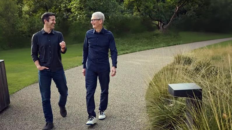 John Ternus e Tim Cook: Apple mudará de comando nos próximos meses