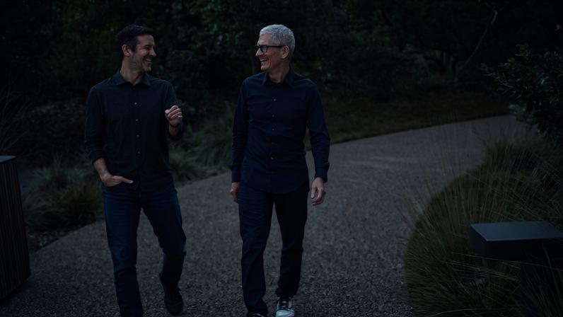 John Ternus ao lado de Tim Cook: de acordo com a Apple, sob a liderança de Cook, a companhia passou de uma capitalização de mercado de aproximadamente US$ 350 bilhões para US$ 4 trilhões, representando um aumento de mais de 1.000% (Crédito: Divulgação/Apple)