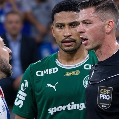 Ex-árbitros divergem sobre falta no gol da vitória do Palmeiras contra o Bahia