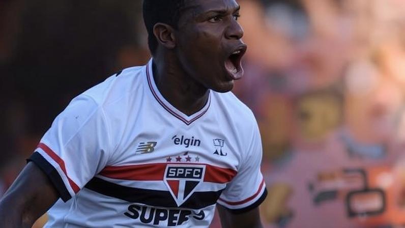 Arboleda comemora gol marcado pelo São Paulo contra o Fluminense no Brasileirão