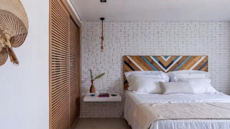 A cabeceira colorida mostra como esse elemento pode transformar o quarto, trazendo vida e reforçando a personalidade das pessoas que ali dormem