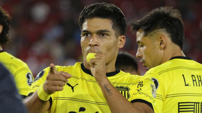 Matías Arezo comemora gol do Peñarol na estreia da Conmebol Libertadores — Foto: John Vizcaino/VIEWpress/Getty Images