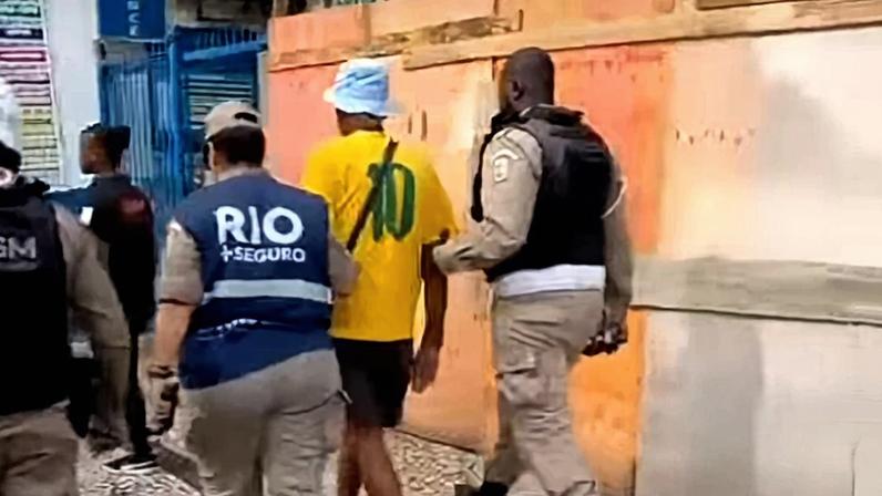 1 de 1 argentino-de-67-anos-com-camisa-do-brasil-e-preso-por-injuria-racial - Foto: Divulgação/Guarda Municipal do Rio