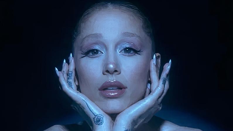 Ariana Grande lança coleção-cápsula com cosméticos brilhantes