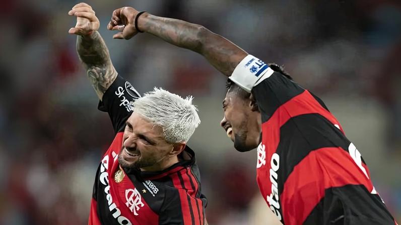 Arrascaeta comemora o gol com Bruno Henrique, no jogo contra o Independiente Medellin