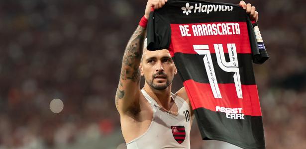 Arrascaeta comemora gol contra o Bahia com homenagem a Oscar Schmidt