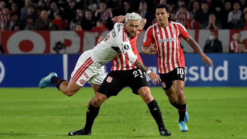 Arrascaeta fraturou a clavícula direita em jogo entre Flamengo e Estudiantes