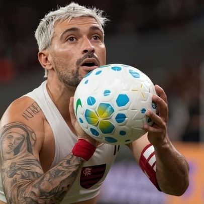 Arrascaeta marca pelo Fla em camisa 14 e homenageia Oscar Schmidt