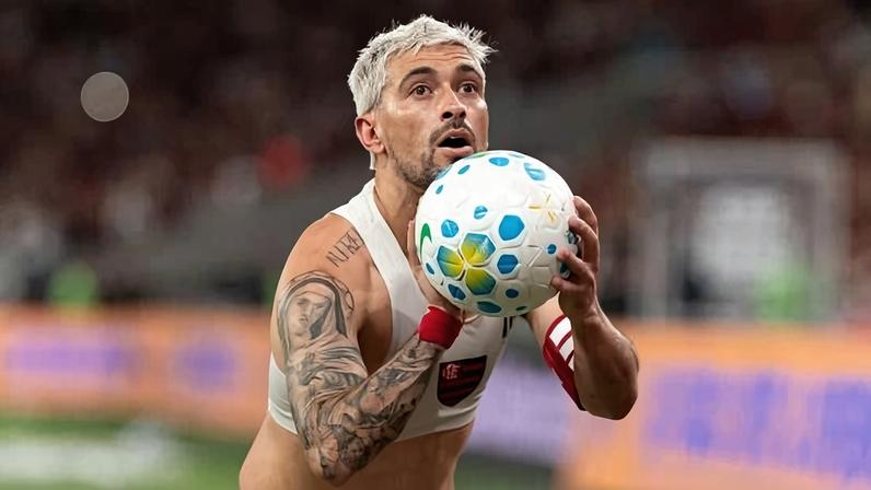 Arrascaeta, jogador do Flamengo, comemora gol durante partida contra o Bahia com homenagem a Oscar
