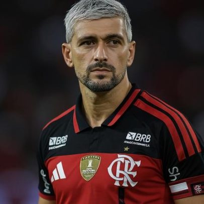 Arrascaeta merecia expulsão em Flamengo x Vitória, dizem colunistas