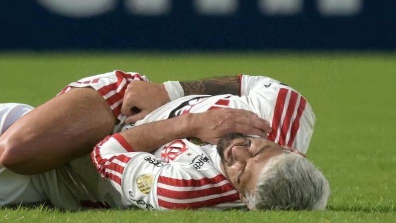 Arrascaeta sente dores no ombro durante Estudiantes x Flamengo pela Libertadores
