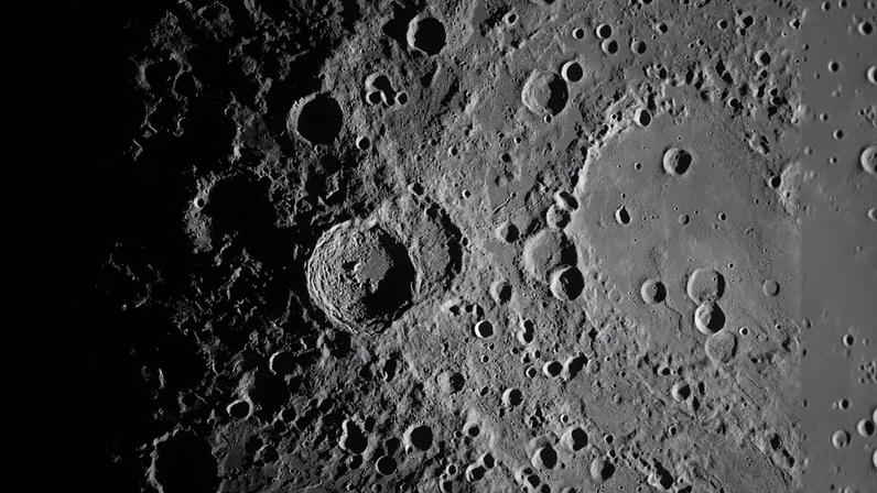 Uma vista aproximada, capturada pela tripulação da Artemis II, da cratera Vavilov, na borda da bacia Hertzsprung, mais antiga e maior • Nasa